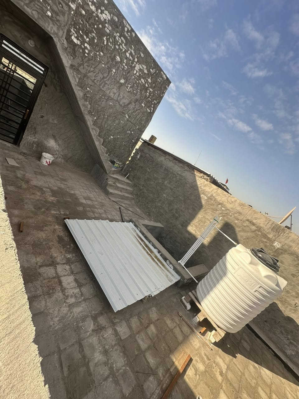 حي الأساتذه 

السلام عليكم 

دارين للبيع يباع واحد أو اثنينهم 

المساحه 100م طابو زراعي 

بناء 2025

يعني بالباكيت جديدددددد

استوه طالع الاسطه منعنده 

ومشروع مجاري الحله بالباب يعني متعب روحك ماء كهرباء تبليط مدارس مستوصف 

يحتوي كل منهم غرفتين استقبال مفتوح ع الكليدور 

مطبخ صحيات داخليه وخارجيه 

حتى السخان والماطور شاديهن

كما موضح بالصور 

استفسار اكثر ***********
