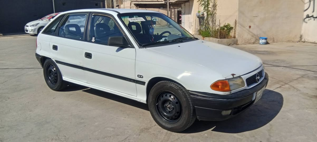 سياره للبيع نظيف كلش محرك 18 موديل 93 بي دفتر بنزين سنويه لغايه 2027 تايرات جديد بطاريه جديد سعر 40بي مجال اتصال الرقم ***********
