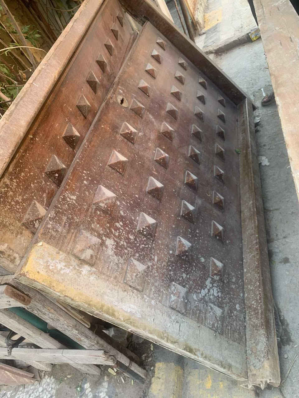 السلام عليكم بيبان ثنين واحد بدون جرجوبه والثاني ابو طلاقه  يرادلهن ترتيب وياهم قفل واحد سعرهن ١٢٥ مكاني بغداد الشعب ***********
