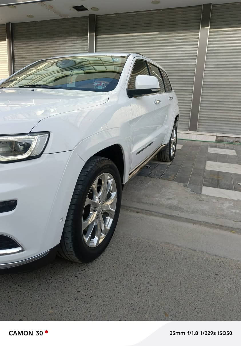 (جيب كراند شيروكي ( خـليـجـي ) لون أبيض )
(موديل2021 فول مواصفات وكالة هارلم)
(المحرك : V6.  3.6L دفع رباعي 4x4 بانوراما)
(رقم بغداد بسمي الجديد 11 تحويل ثاني يوم )
(سياره جديده       
 (سياره ماشيه  88 الف كيلو متر 
(سياره بيه صبغ جاملغ خلفي  )
(السيارة وكالة )
(موصفات فول 1/1 )
*رادار امامي وجانبي )
* نقطة عمياء .)
*داخل اصلي )
* دفع رباعي 4x4 . )
* فرش المقاعد من الجلد . )
*صفي المقاعد الأمامية كهربائية .)
* ذاكرة لحفظ وضعيات الجلوس . )
* صفي المقاعد الأمامية مع تدفئة . )
* صف المقاعد الخلفية مع تدفئة . )
* ويل قياس 20 انج .)
* مقود السائق كهربائي . )
* تدفئة ستيرن . )
* سقف بانوراما .)
* شاشه كبيرة 8.4 انج .)
* نظام الملاحة (GPS) . 
* نظام خاص للطرق الوعرة . )
* مصابيح امامية زنون . )
* المصابيح الأمامية مع LED لايت . )
* كشافات ضباب بروجكتر زنون . )
* تشغيل عن بعد .)
* صندوق كهربائي )
*  حساسات أمامية . )
*  حساسات خلفية .)
* كاميرا خلفية .)
* بخاخ ماء لتنظيف المصابيح الامامية .)
* مرايا بخاصية التعتيم الذاتي . )
* مرايا جانبية قابلة للطي . )
* بلوتوث تلفون . ؟
* محدد سرعة . )
* نظام تشغيل واطفاء اوتماتيكي للمحرك للتوفير من صرف الوقود . ( Auto Start System ) .
* نظام بريك اوتماتيكي ( Auto Break System ) .
(مكان سياره الكراده العرصات )
(السعر 290 وبيه مجال  )
(للاستفسار اكثر ***********   ***********
