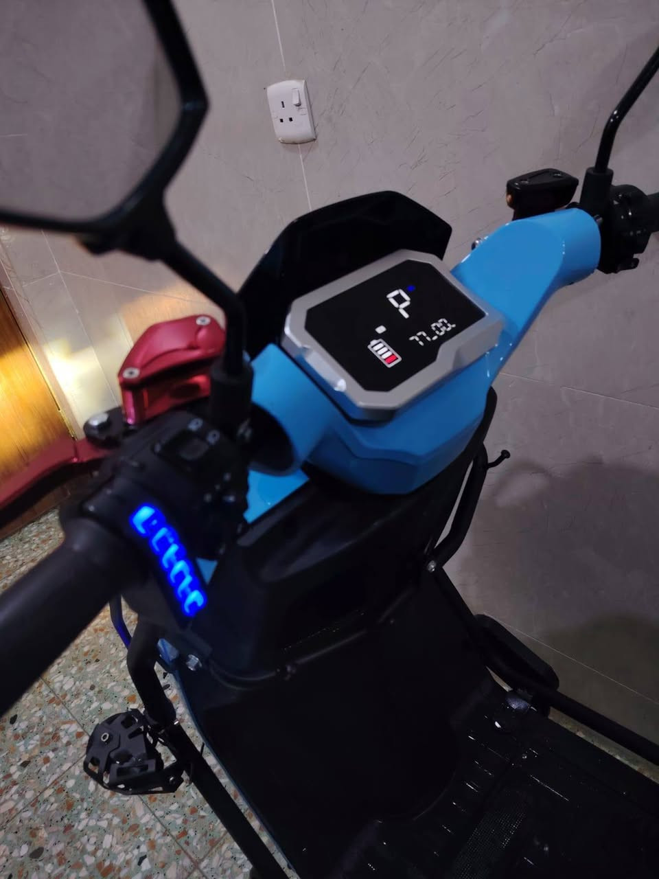 سلام عليكم دراجه سكنس تانك غنيه عن التعريف .استعمال اقل شهر ضمان .
بلوتوث صوت تحكم 
6 بطاريات كبار .
نظام 4 سرع .
سرعه 99.
نظام P.
نظام رجوع لخلف R.
تشغل بصمة عدد2 +كرت شاشه .
حجم الويل 90.90.12..
السعر 800 وبيها مجال .
مكاني ابو غريب مجاور مجمع بدور بغداد السكني .
***********
*********** متوفر واتساب
