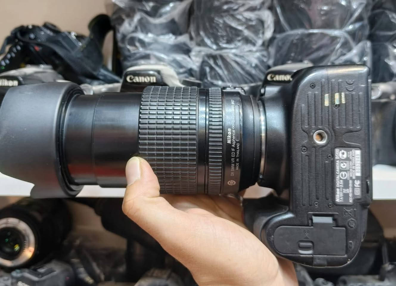 كاميرا نيكون D5100 نظافة فول
الملحقات
عدسة 18-105 تصوير قريب وبعيد
رام 32
حقيبة
حزام نيكون
بطارية اصلية 
شاحنة اصلية
السعر ٣٠٠الف مكاني نجف  ويوجد توصيل 
للتواصل واتساب ***********
