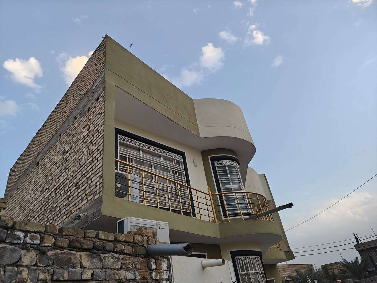 عرض كلش حلو بيت حديث موقع راقي حي الامين قريب عل جامعه تفاصيل 6غرف نوم مطبخ صاله استقبال او حديقه طابو زراعي سند 25بناء جديد سعر 160مع مجال قليل اخوان الي ما يشتري لا يجي ويتعب العالمد*********** تريد هوه او الأثاث او البيت وحده المراجعة مكتب الحسناوي
