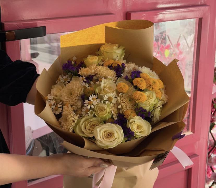 مرحبا من رخصة الادمن  عندي محل ورد طبيعي   وهذا شغلي يتوفر توصيل سريع داخل بغداد  للحجز مراسله الرقم *********** او تزورونا داخل المحل اليرموك فرع مستشفى اليرموك المحل اسمه astr_flowers  وتكدرون تدفعون عن طريق الماستر او زين كاش في حال حبيتو تدزون ورد لاحبابكم
