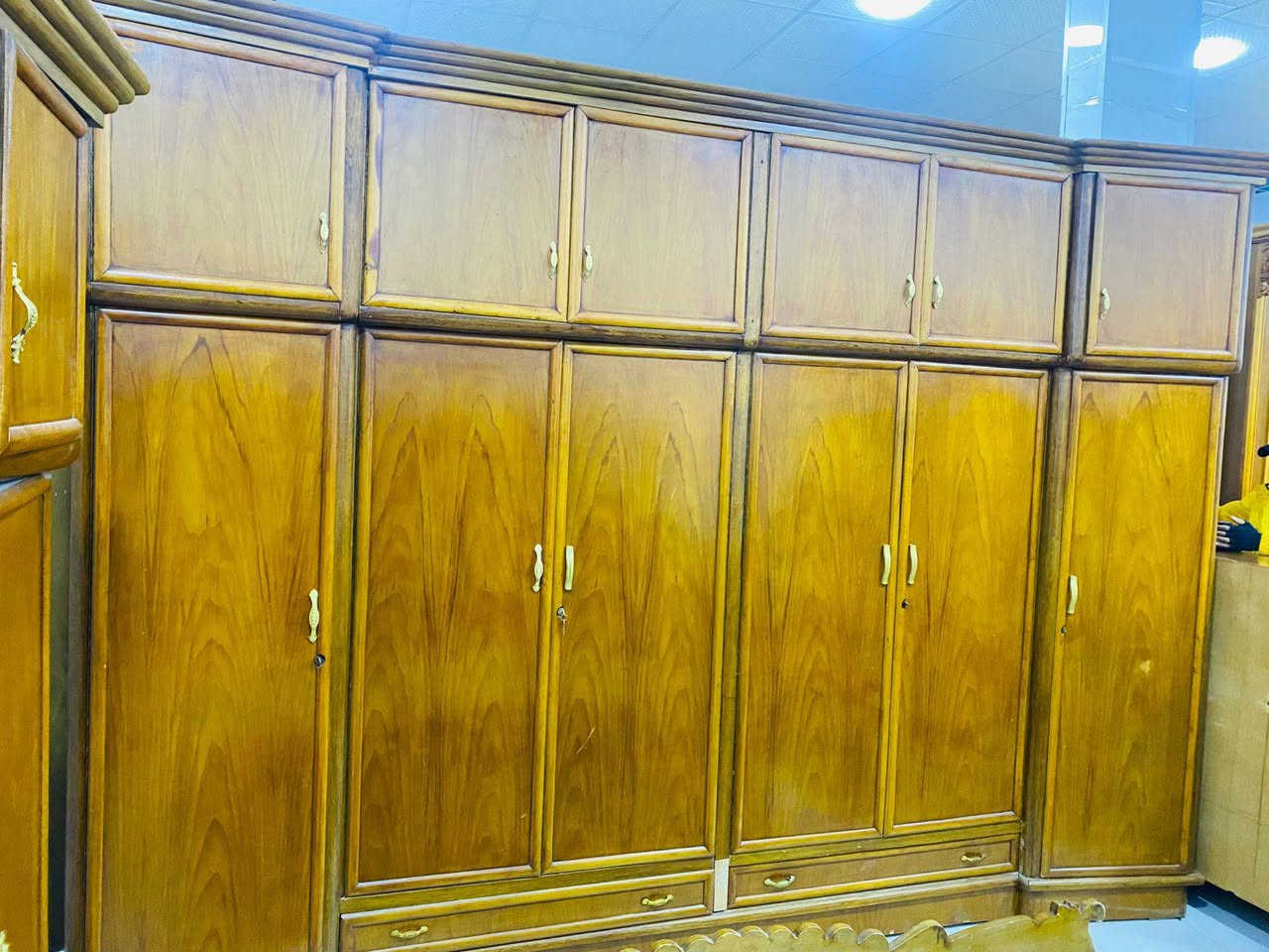 توجد غرفة نوم توج حطاطة خشب 5ملم شرط صاج داخل وخارج السعر 850وبيها مجال العنوان  الرمانة الاستفسار علرقم ***********
