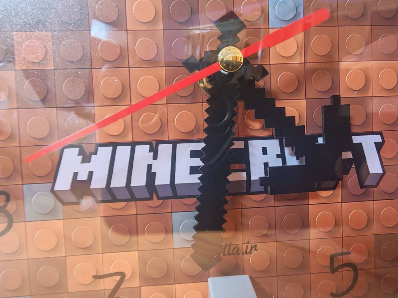 ساعة حائط Minecraft & Lego - صنع يدوي (Handmade)
ساعة صنع يدوي ذات تصميم مرتبط بعالم ماين كرافت الشهير ذو خلفية متناسبة مع عالم اللعبة (طبقات العشب و الأرض مع شعار  اللعبة "Minecraft" ) ، و استبدال بعض الأرقام بشخصيات  متوافقة مع تصاميم اللعبة ( مثل ستيف بدرع الدايموند) كما هو موضح بالصور و ذو قطر ٢٠ سم
 
ذو عقارب مميزة  التصميم باسلحة و  أدوات اللعبة الشهيرة ( السيف و البيككاس) 
تعمل بالبطاريات، يمكن وضعها كساعة جدارية و أيضا كساعة مكتبية لوجود ستاند خاص للوضعية المكتبية كما هو في الصور

حالة المنتج :  جديد غير مستخدم
استيراد خاص من خارج العراق
سعر المنتج : ب٢٧ الف
المكان : بغداد حي الإعلام
توصيل ب ٥ آلاف لجميع محافظات العراق 🙏🙏


**إذا كنت صاحب هذا الإعلان وتريد حذفه لأي سبب، رجاءا أرسل رسالة إلى الدعم الفني**