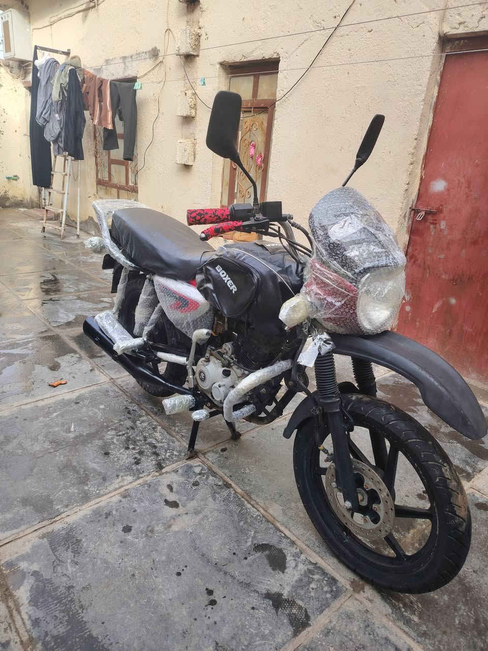 السلام عليكم بوكسر جبلي  موديل 21 اوراق كامله  اصليه الدراجه مال جناي مرتبه شغل واطلع ترايك وين ما يعجبك مفتوحه امبدل بيه ولفات مكاني الشطره منطقة حي الزهراء 7 نيسان ***********
