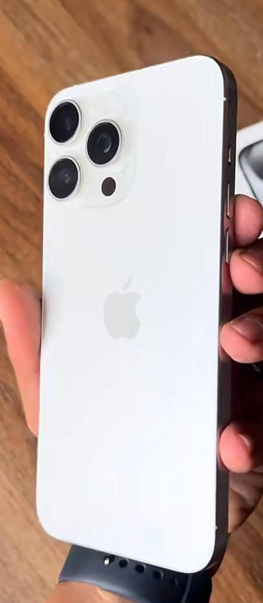 السلام عليكم أيفون 15 برو ماكس ذ 256 تفاصيل كدامكم بطاريه 88 مليون 25 وبي مجال   ***********
