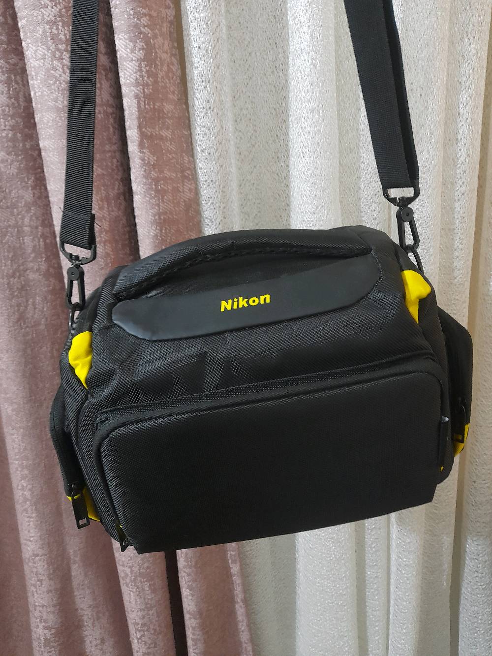 كاميرا نيكون Nikon 5100D 
شتر قليللل جدا يعني استخدام قليل بشكل مقارب للجديد نظافة 99% اذا مو 100% اصلاً 

- دقة 16.2 ميغابكسل.
- مستشعر CMOS بحجم APS-C (DX).
- تصوير فيديو Full HD 1080p.
- شاشة متحركة قياس 3 إنج.
- نظام تركيز تلقائي بـ 11 نقطة.
- تصوير متتابع بسرعة 4 صور بالثانية.
- حساسية ISO من 100 إلى 6400 (قابلة للتوسيع إلى 25600).
- تدعم التصوير بصيغتي JPEG و RAW.
- فلاش داخلي مدمج.
- مدخل مايكروفون خارجي.
- تدعم بطاقات SD / SDHC / SDXC.
-  وياها العدسة الأصلية 18-55 .
وياهه كل الملحقات الجنطة والحزام والبطارية والشحن الاصليات مال شركة نفسهه وحته عقد شراء من الشركة نفسها عندي 
سعرهه 525 وبيها مجال للجاد متواجد واتساب فقط *********** لحك عليها قبل الزيارة الاربعينية

الكاميرا مناسبة للتصوير الفوتوغرافي وتصوير الفيديو . الكاميرا جوكر حرفياً تفيد المحترف تفيد المبدئ وتشتغل وياك فيديو وصور بدقة خرافية.