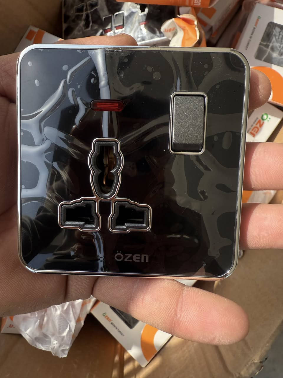 عندي غراض اوزن
35بلك سويج
10 سوكت ستلايت
5 سويج رباعي
7 سويج احادي
11سويج ثنائي 
2 بلك سويج مزدوج
6 سويج ثلاثي
2 سويج 45 امبير  

عددهن الكلي 78قطعة 
ابيعهن شلع شي على شي ب200 
يعني تطلع القطعة ب2ونص
واسعارهن اغلى من هالشي تعرفون


**إذا كنت صاحب هذا الإعلان وتريد حذفه لأي سبب، رجاءا أرسل رسالة إلى الدعم الفني**