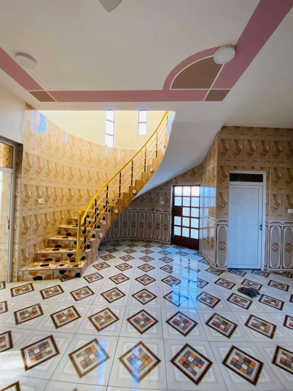 بيت اللايجار طابق واحد  العنوان الرمادي شارع ٦٠ مجاور دائر الكهرباء او مجاور جامع المعراج
غرفتين و صاله وستقبال و مطبخ و حمام و صحيات خارجيه وداخليه وكراج 
💬للأستفسار مراجعه السعر500   
       مكتب مصطفئ العلواني للعقارات  ***********   📲
🌐الرمادي الشركه مجاور اعداديه فلسطين
