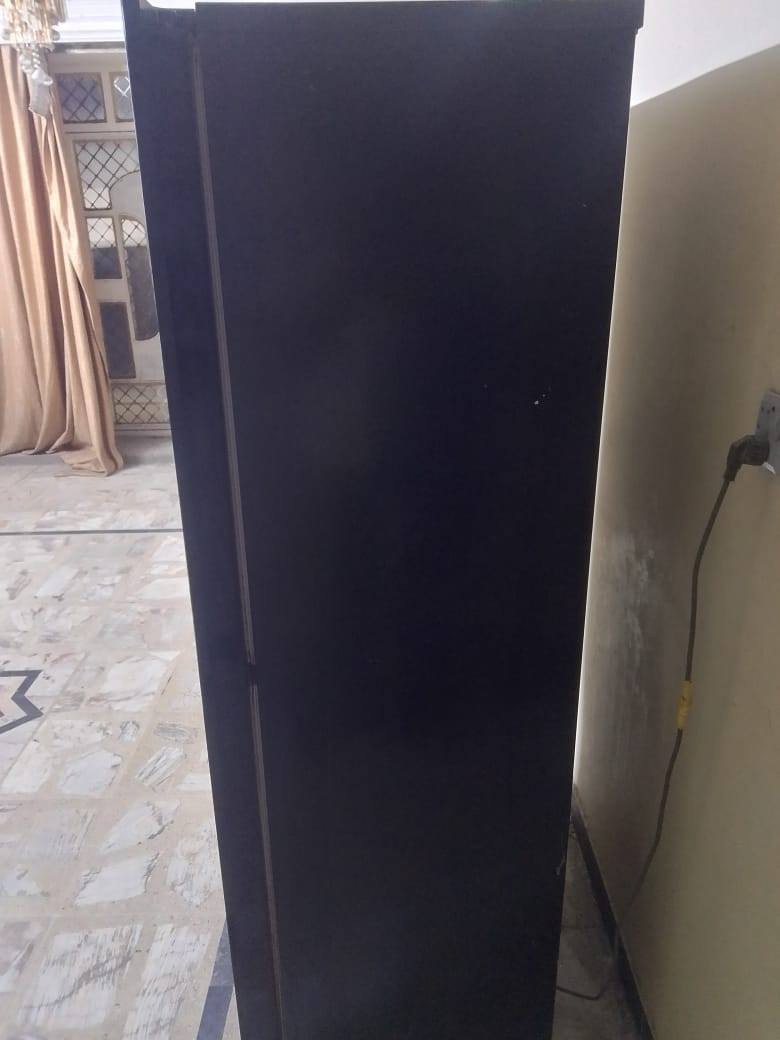 السلام عليكم،، للبيع هيه ثلاجة مجمده نظيفه تبريدها كل الزين السعر 300 الف وبيها مجال بسيط مكاني بغداد حي الجهاد *********** موجود واتس اب
