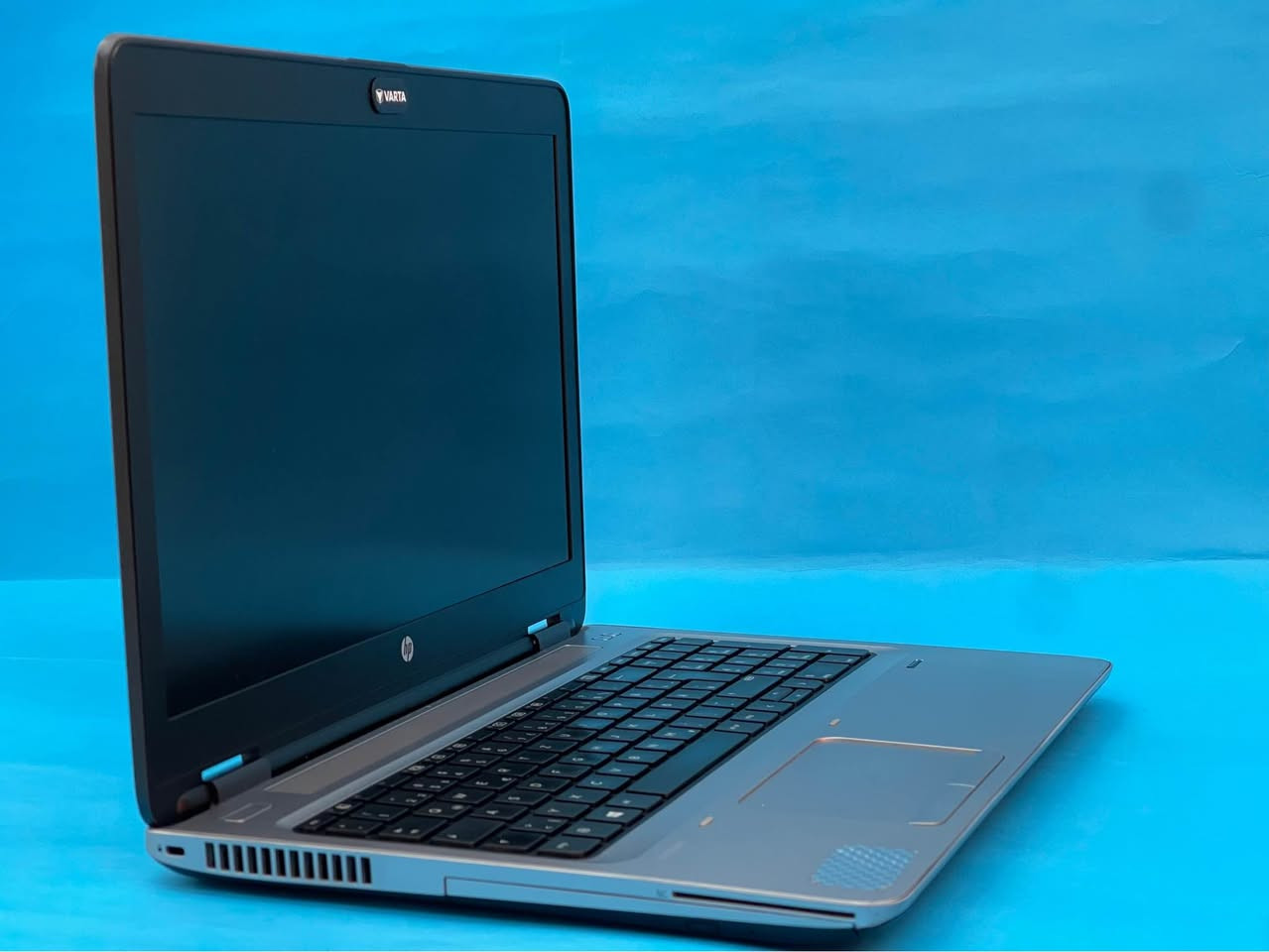 ئەگەر شتێکی هەرزان و باشت دەوێ ئەوە هەم باشە هەم هەرزان بۆ کار و باری رۆژانە 
بەرنامەکانی وەک 
Word : power points  : excel : photoshop 
بۆ هەندێک لە یاریە مام ناوەندەکانیش دەبی 

ژمارە مۆبایل 
***********
***********

HP  ProBook 650 G2

Processor 

Intel Core i5 6300U 2.40GHz

Memory 

8 GB 2133 MHz

Storage 

SanDisk 256 GB SSD

Graphics 

Intel HD graphics 520 4GB
AMD Radeon R7 M365X 2 GB أربيل, العراق
