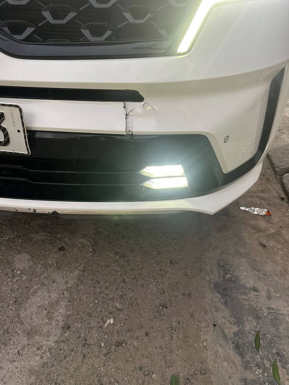🚨🔥 سورينتو 2023 خليجي فل فل 4x4 للبيع 🔥🚨
🚗 كيا سورينتو موديل 2023
💥 خليجي فل مواصفات كامل
📍 دفع رباعي 4x4
📊 ماشيه: 87,000 كم فقط

✨ أهم المواصفات:
✔️ 6 سلندر مكينة قوية
✔️ قير أوتوماتيك ناعم
✔️ 5 كاميرات 360 محيطية
✔️ شاشة كبيرة + نظام ملاحة
✔️ تشغيل بصمة + دخول ذكي
✔️ حساسات أمامي وخلفي
✔️ داخلية جلد فخمة + تبريد وتدفئة
✔️ ثبات عالي وسواقة مريحة جداً

⚠️ ملاحظات بصراحة للجاد فقط:
* طخّة بالجنط
* رصعة بالباب
* رصعة بالجاملغ
* ⁠يرادلها تبديل جامه اماميه
    (غير هذا السيارة نظيفة وما بيها أي مشاكل ميكانيك أو كهرباء)
⸻
💰 السعر: ( 27,200 ) دولار – قابل للنقاش البسيط للجاد فقط

📞 الاتصال: ( *********** )
⸻
🔥 سيارة جاهزة للفحص بأي مكان
🚀 ما تحتاج أي صرف، تنباع بسرعة إن شاء الله
