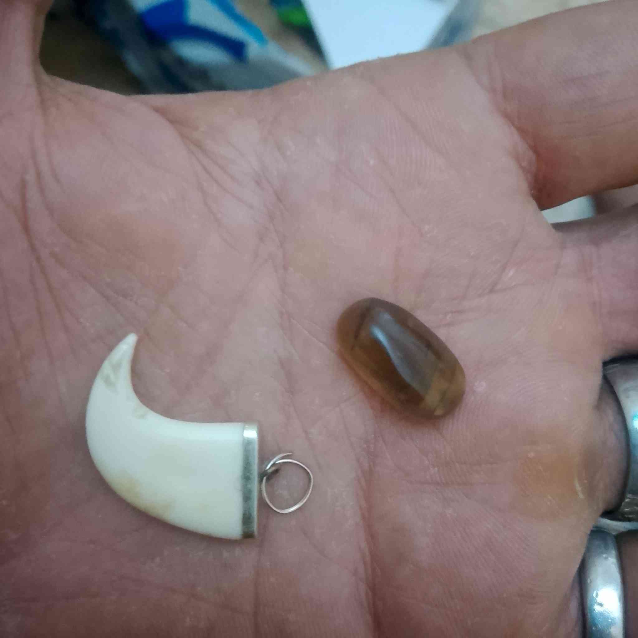 السلام عليكم هذين للبيع احجار قديمه ***********
