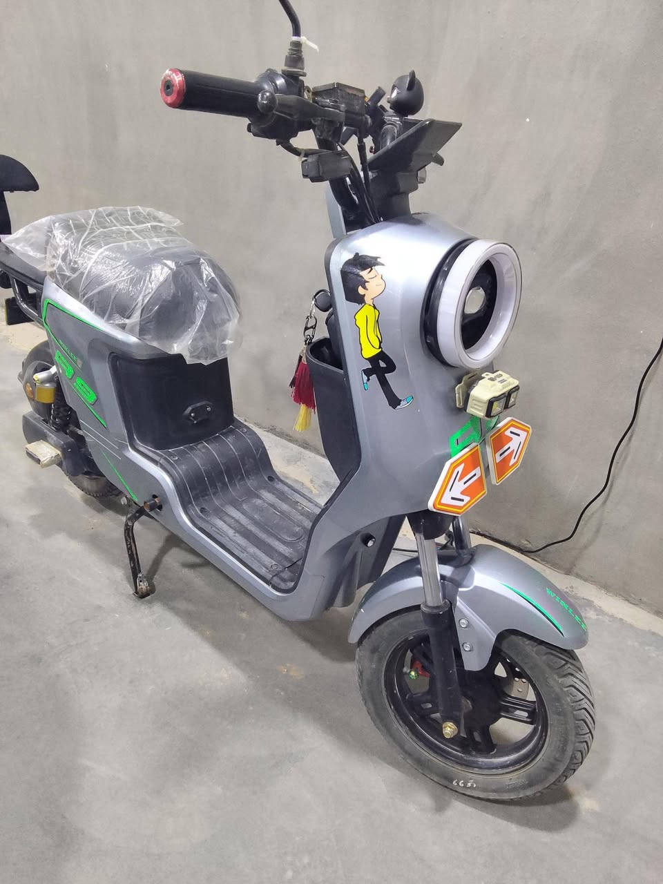 دراجه شحن  نوع  R9 Wenley 
ملف 1500 W
5 بطاريات نوع رصاص محسن من شركه. Wenley الاصليه
مده استخدام الدراجه فقط 3 اشهر 
البطاريات بحاله جيده جدا 
العطل الوحيد بيها فقط الشاشه ولعطل اجه بلادي 
والكسر الوحيد بيها يده البريك الخلفي فقط من بدايه اليده 
الكفرات كله سليمه ونضيفه جداا 
بريكات هيدروليك 
شاحنه عداد اصليه 
لدراجه بيه نضام لP وايضا نضام الرجوع للخلف
سرعه الدراجه الفعليه 60 بلشحن الكامل 
لون الدراجه سلفر مطعم باخضر 
الدراجه. مزوده بزنون فدرالي قابل للشحن 

سعر الدراجه 375 قفل غير قابل للنقاش
المكان كربلاء طويريج
الاستفسار المراسله خاص


**إذا كنت صاحب هذا الإعلان وتريد حذفه لأي سبب، رجاءا أرسل رسالة إلى الدعم الفني**