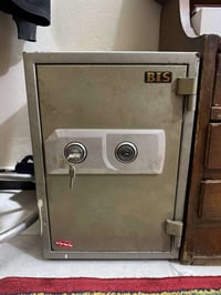 قاصة حديد للبيع ابعادها 50سم في 35سم كل نسخ المفاتيح موجودة قفلها 100 ...