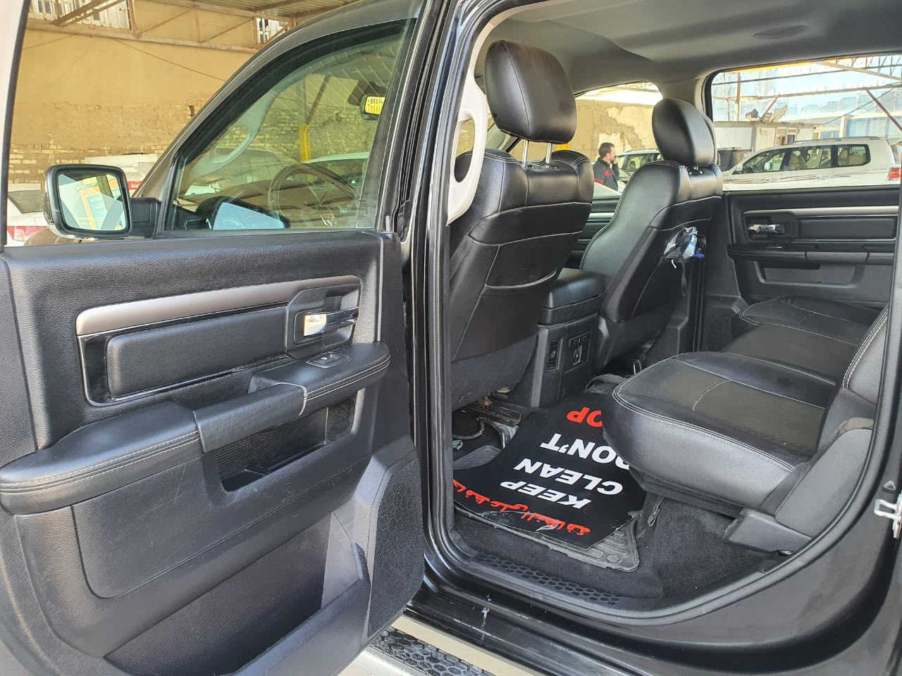 دوج رام للبيع فقط 2016
محرك 8 هيمي مكفول 
السعر 155 وبيه مجال للشراي
سياره ماشيه 113 الف ميل على ايدي صار 5 
سنوات عندي بسمي سياره 
رقم بغداد 
سياره من امريكا مكفوله بيه مكانات صبغ صار عندي طخات وحالين هم بيه طخات يعني بيع احزام هيه بيه مكانات صبغ عندي صور الصبغ وطخات
سياره تو ويل 
محرك مكفول كير مبدل جديد صدره نضيف
***********
