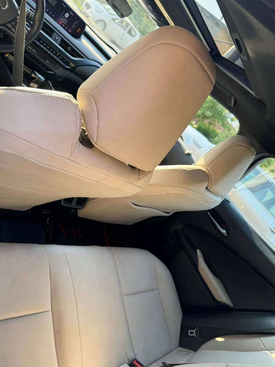 السلام عليكم
lexus ux 250h موديل ٢٠٢٢ الحادث فقط باب السايق مبدل كل الصور والضربة من امريكا موجوده وكذلك السونار السعر ٢٥ وبيه مجال لان مستعجل للتواصل عله هذا الرقم ***********
