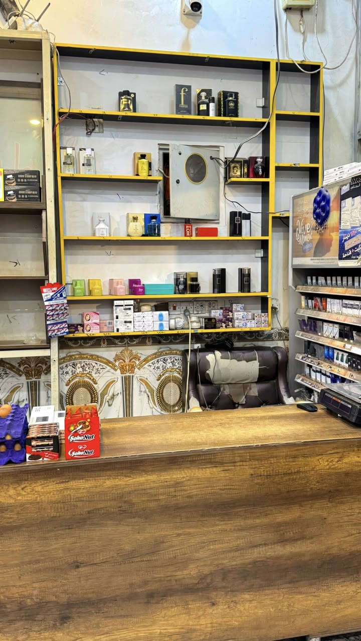 سلام وعليكم سوبر ماركت متكامل للبيع 🛒 
طول 16 متر +مخزن داخلي 
يحتوي عل 
5بردات ابو بابين
9بردات باب واحد حجم كبير 
7مجمدات لحوم + ايسكريم
13عارضه جبس
رفوف BDF تفصال عل طول محل 
سبالت عمودي 4طن عدد2
سبالت تعليك عدد2
جهاز باور باب يطلع ترب 
لافته ضوئيه +قماريه 
مراوح +اضاء كامله لمحل
ميز دخل تفصال BDF
رف كرزات تفصالBDF
ميزان عدد2
قسم كوزمتك متكامل عطور ومنضفات 
ميز عطور  تفصالBDF
منضومه كامرات مراقبه  خزن وصوت+بلازمه
منضومه انتريت 
عوارض بهارات 2 كبار
عارضه جكاير 
عارضه جاوريب 
رف قراطيسه متكامل 
جهاز رصيد إلكتروني 
_____
محل  مفتح ع مدار 24ساعه 
وكامل من غذائيه وحلويات وعصاير وجكاير 
سبب لبيع عدم تفرغ 
((عنوان محل ميسان حي الحسين جديد شارع ابو شاكر )))
للرغب بل شراء ***********نتصال او يتفضل للمحل
