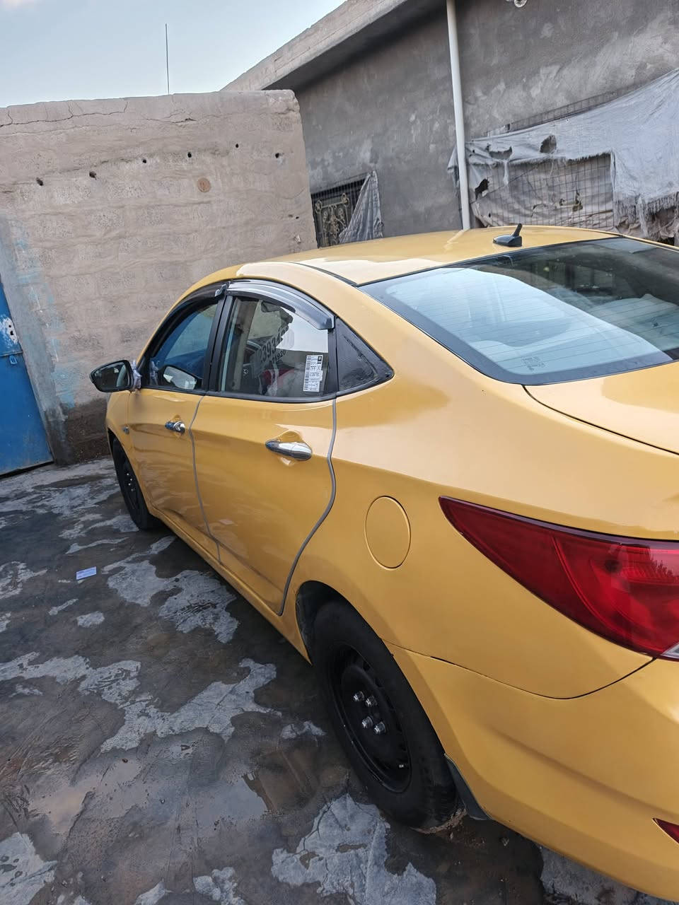 سلام عليكم اكسنت مديل 12وارد خليجي مبدل بنيد وجاملق وباب  مصفره هيئة وقرامات وبسمنه وشرط تحويل مباشر مكينه 1600حداديه وصدر كله جديد تخم تاير جديد *********** الاتصال والسعر 70وبيها مجال الطيبين قير متواجد عل فيس فقط تصال
