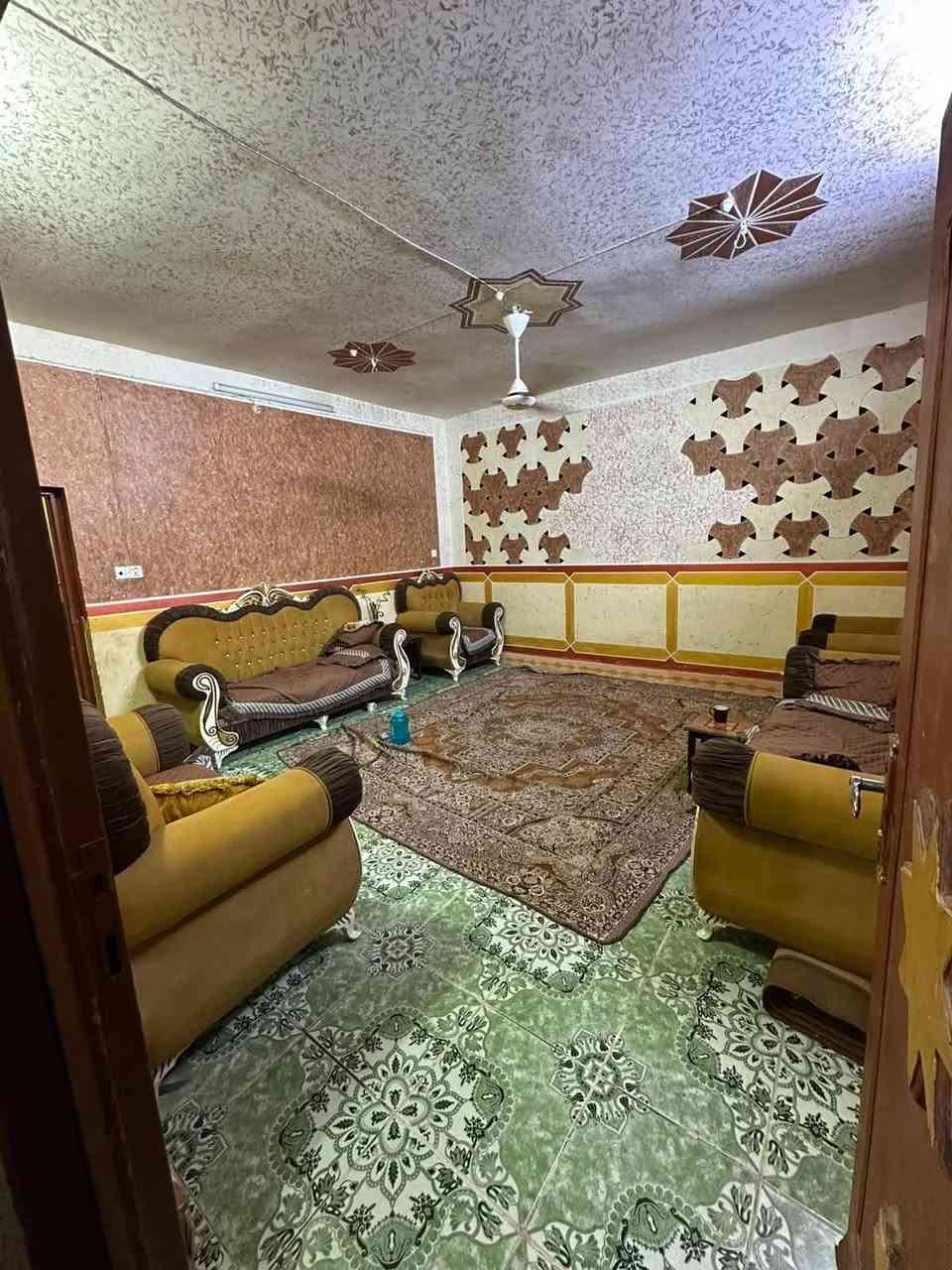 السلام عليكم بيت مساحه 200متر. طابو صرف حر
مؤقع زين القوس خلف شارع المدارس قريب عله ابو ليث المختار يتكون من ستقبال ومطبخ وهول وغرف عدد 2 

الستقبال عكاده وغرفه بس باقي البيت صب كله القاط الثاني كامل اربع غرف نوم ومجع صحيات بي 3حمامات 

وحديقه مترين ب مترين 

وكراج سياره 5  في 6

السعر 130 وبيه مجال قليل

***********
