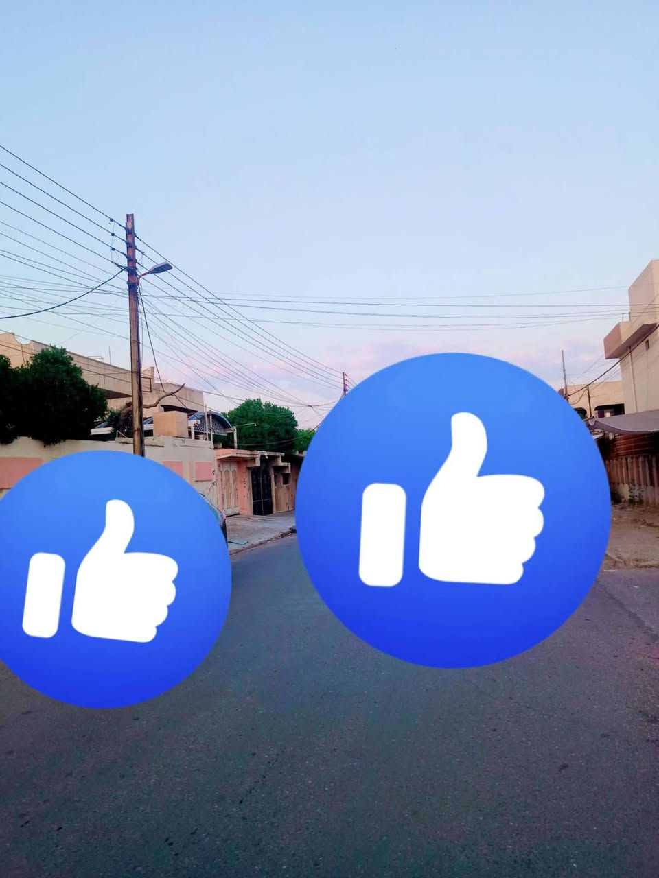 📍 منزل للبيع

بمنطقة: حي النور
📌 أقرب نقطة دالة: مدرسة الشهباء الابتدائية للبنين.

🏡 هل تبحث عن منزل في واحدة من أرقى مناطق الموصل؟
هل تريد بيتاً قريباً من الشارع العام ، والخدمات؟
هل تبحث عن مساحة ممتازة وسعر متر مناسب؟
هل تريد شراء عقار بأوراق رسمية كاملة ومن دون مشاكل بين الورثة؟
هل تبحث عن فرصة سكنية أو استثمارية حقيقية؟

✅ اذا كانت اجابتك (نعم)، فهذه فرصتك ، تستحق الاهتمام بيها.. ✨

📐 المساحة: 390 متر مربع
📏 الأبعاد: واجهة 15 متر 
                وطول 26 متر

🔹 ملاحظة مهمة:الحديقة الركن ليست من ضمن البيع، والبيع يقتصر على المساحة المذكورة من جهة المدرسة فقط.

🏠 تفاصيل المنزل:
🔸 المنزل طابقان 2

🔹 الطابق الأول: غرفة خطار رجالية ، غرفة خطار نسائية ، غرفتا نوم ، مطبخ ، صحيات كاملة ، سرداب ، هول (حوش) .
🔹 الطابق الثاني: 3 غرف نوم ، هول (حوش) ، مكان مخصص لقضاء الحاجة .

💧⚡ الماء والكهرباء متوفران بالكامل

✨ مميزات العقار:🤍 
✅ المنطقة راقية جداً وهادئة ومحترمة وأهلها طيبون 
✅ الخدمات متوفرة بشكل جيد 
✅ قريب نسبياً من الشارع العام
✅ يقع تقريباً في وسط المدينة
✅ على فرع واسع جداً
✅ المنزل غروب وليس شروق
✅ البناء سنة 1976
✅ السعر مناسب جداً
✅ الفرع واسع جداً 

📑 الوضع القانوني:
✔️ البيت ورثة بالغون ومتفقون فيما بينهم.
✔️ جميع الأوراق الرسمية متوفرة وكاملة.

💰 سعر المتر:1,457,000 دينار فقط.🔥 وللجادين يوجد مجال بالتفاوض.

📩 للتواصل 
عبر الماسنجر أو 
واتساب:📱 ***********

🌷 مع أطيب التحيات.
