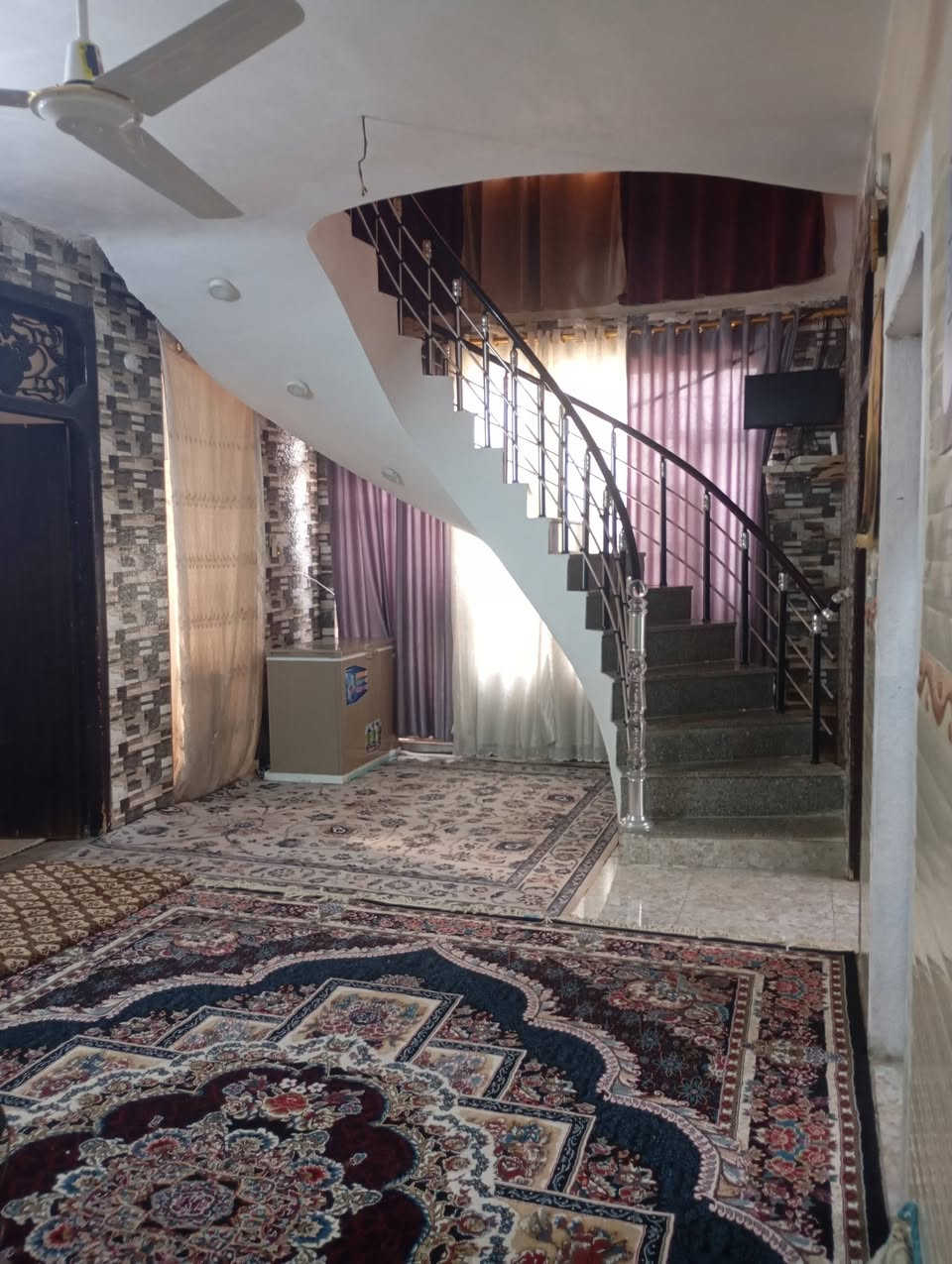 بيت للبيع مستعجل 
في القاسم خلف المديريه قرب مدرسة انوار القاسم الاهليه المساحه 120 طابقين الاول استقبال  ومطبخ وصاله وغرفه  ومجمع صحيات داخلي الطابق الثاني غرفتين وصاله  الارضيه بورسلين الاول والثاني سيراميك  سقوف ثانوية ومجمع صحيات خارجي بناء طابوق  وصب كونكريت  بناء درجه اولى تأسيس غاز و بواري دفن  للاستفسار ***********  السعر 85  و بي مجال العقار طابو زراعي
