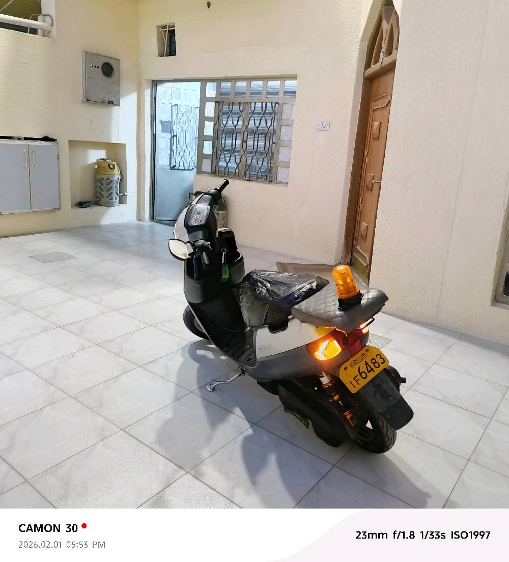 عندي دراجة نارية من نوع Aprio للبيع، بحالة جيدة. مواضبة على الصيانة والإضاءة تعمل بشكل ممتاز كما هو واضح في الصور. العداد يقرأ 33469 كيلومتر، ومركونة في مكان آمن كما في الصورة. مجربة وجاهزة للاستعمال الفوري، ومناسبة للتنقل داخل المدينة بكل سهولة.