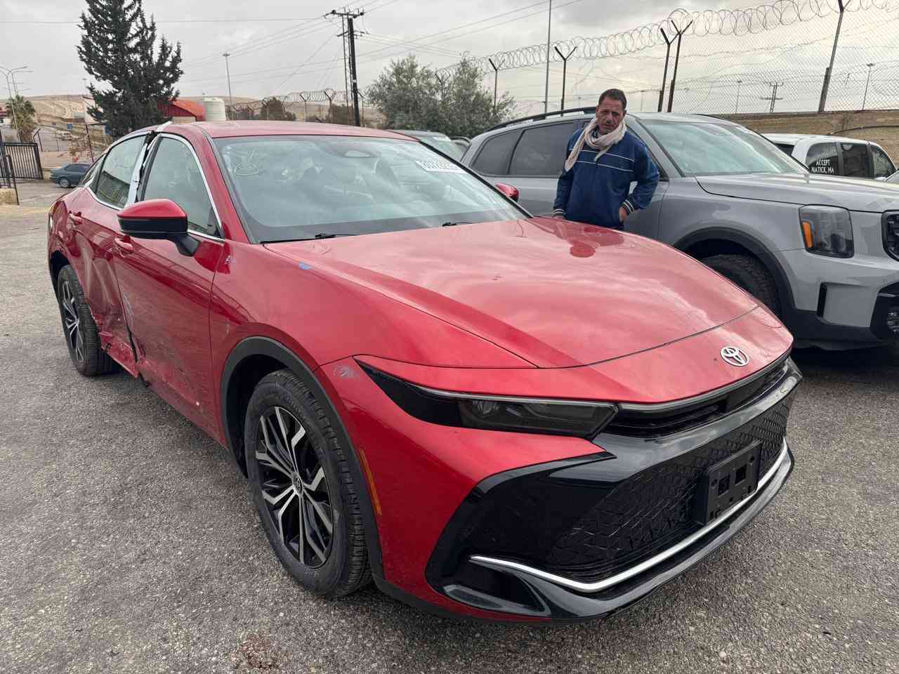 تويوتا كراون 2024 السياره موجوده هسه بالحره ابيع بالحره حادث جدا بسيط تجي بارد لان مكان الضربه جوه التريشه السياره جديده   الكمرك تقريبا ويه النقل والضربه والتعقيب كامل توصل  ٦٣ ورقه هايه تكلفة الكمرك فقط السعر ٢٢٥٠٠ بدون كمرك يعني ٢٢٥ ورقه وبيه مجال شويه والي عنده كتاب شهداء تصير عليه بلاش للاستفسار ***********
