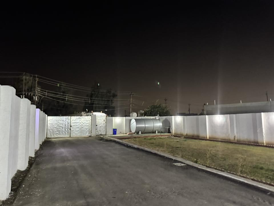 دونم مع ٤ دور سكنية سند 25
سياحي خلف معمل الدوة ثاني دونم 
الدونم  يحتوي على  حديقة  كبيرة مع شارع تبليط 
  الدار الاول بيت300 طابق ونص  
الطابق الاول غرفتين  مع صحيات شرقية وغربية مخفية 
مضيف 12 متر 
هول9 متر 
مطبخ حار 9 متر 
مطبخ بارد5 متر 
نصف طابق ثاني  ثنين سويتات 
غرف كبيرة مع صحيات  
خلف البيت حديقة 
وخلف الحديقة3 دور سكنية 
كلهن مساحتهن190  
وخلف الدور قطعة مساحة200 
الدور بناء حديث طابوق مع صب كونكريت مسلح
بناء2025  
بالنسبة للسعر ا800 وبي مجال
الرقم
***********
