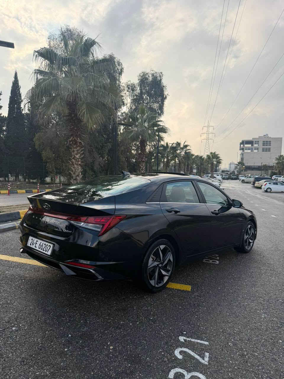 سلام وعليكم 
النترا موديل 2023 
ماشيه 30 الف  فول مواصفات كشنات جلد وهيتر وكهرب شاشه متصل ديجتال كامره وحساسات رادار امامي تحكم ذاتي تحديد مسار رادار جانبي دخول ذكي تشغيل عن بعد فول تحكمات وبعد مواصفات المعروفه سيارة بدون ايرباك وبدون صبغ السيارة فقط تعديل بارد جو العلامه الي بل صندوك جدا قليل سيارة باسمي تحويل وكاله حاضر"سعر السيارة (167) وبيها مجال 
*********** أربيل, العراق
