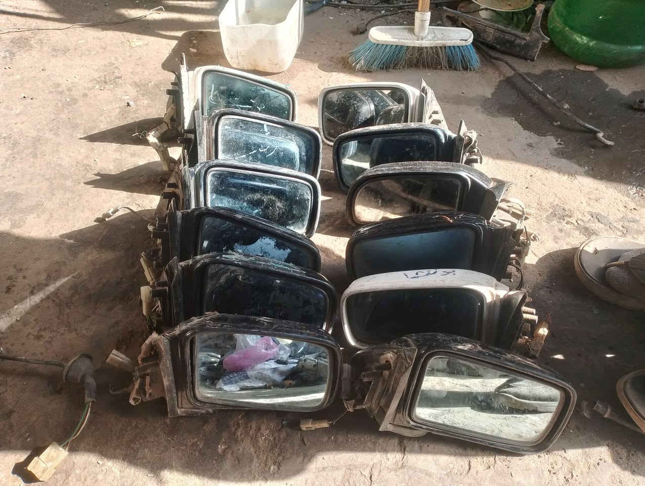 مرايات كيه بونتيشا حاويه سعر الزوج 20 الف مكاني بغداد كسره وعطش شارع لاول اول فرع ع  يمين محلات ابو كرار ***********
