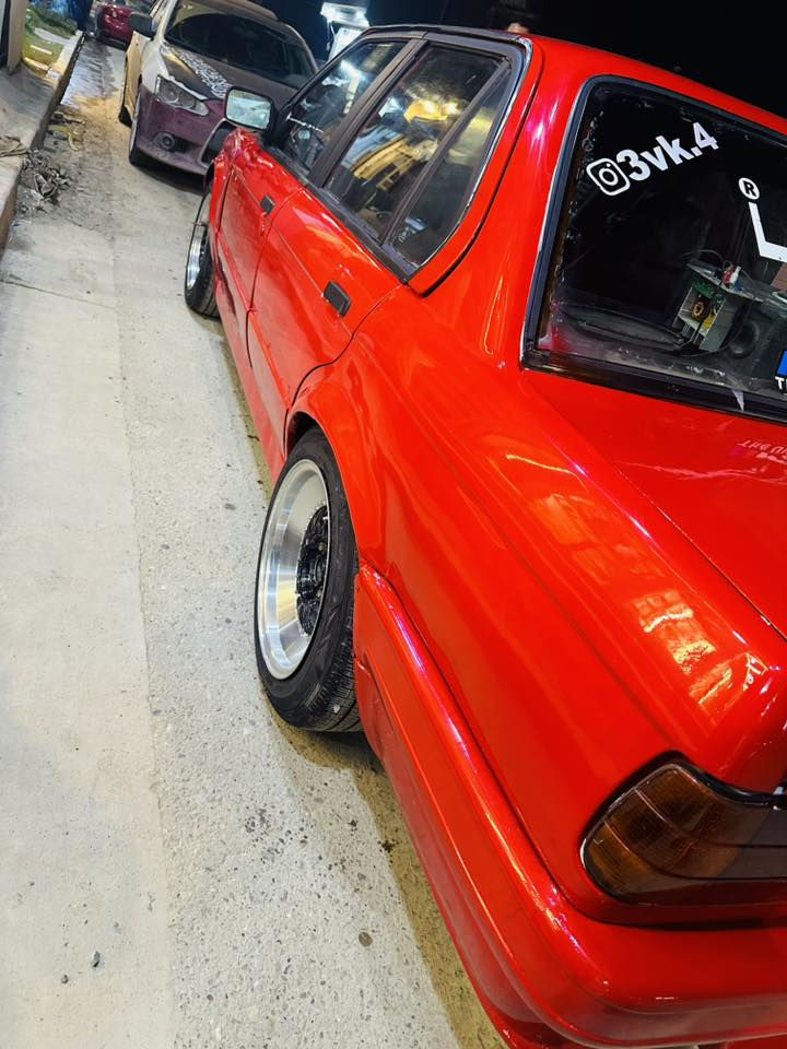 السلام عليكم
بي ام زعرة 1991 محورة ونجي 6سلندر 

كير عادي النمرة الخامسة متجي السبب قلايج 

حدادة امامية وخلفية نضيف 

السيارة طالعة من الفرن قبل اسبوع 

رقم ديالى انكليزي باسمي تحويل ثاني يوم 

ويل رياضي بي تخم تاير 

كزوز صوته حلو

باقي التفاصيل موضحة بل صور 

السعر 35 مجال بسيط 

للاستفسار ***********

العنوان جزيرة بغداد السياحية
