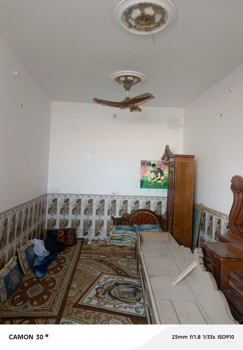 السلام عليكم بيت طابو صرف للبيع ناحيه الفظليه المساحه 150 متر طابقين يحتوي طابق الئرضي على غرفتين وصاله وستقبال ومطبخ وصحيات داخليه وخارجيه والطابق الفوك يحتوي على غرفتين وصاله وصحيات الموقع شارع المحطه قرب صالون الروج للستفسار *********** نستقبل كافت العروض داخل الفظليه وطرافها ❤️
