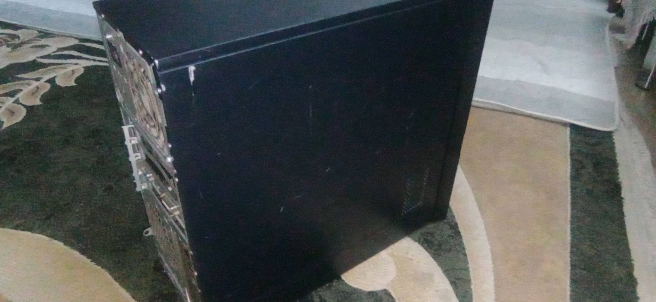 حاسبة مكتبية للبيع. تحتوي على معالج إنتل كور i5 بسرعة 3.30 غيغاهرتز وذاكرة عشوائية بحجم 10 غيغابايت، بالإضافة إلى قرص SSD بسعة 128 غيغابايت. نظام التشغيل المثبت هو ويندوز 10 برو. الحاسبة بحالة جيدة وتعمل بكفاءة عالية مناسبة للأعمال المكتبية والاستخدام اليومي.