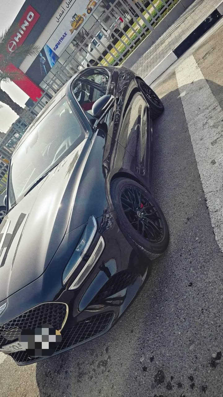 📢 إعلان بيع سيارة مميزه

للبيع  او مراوسGenesis G70 سبورت برستيج 
— محرك 3.3T  
حادث جاملغ وبنيد صور الحادث و السونار خاص 
رقم اربيل تحويل او  وكالة 
🔹 الموديل: 2022 
🔹 الفئة: Sport Prestige (أعلى فئة)
🔹 المحرك: 3.3L V6 Twin Turbo
🔹 القوة: حوالي 370 حصان 🔥
🔹 الگير: أوتوماتيك 8 سرعات
🔹 نظام الدفع: (خلفي المرغوب 2wd)
🔹 الممشى: 52,000 ميل 
🔥 المواصفات الكاملة:
⚙️ الأداء:
وضعيات قيادة متعددة (Sport / Comfort / Eco/sport+)
شفتات ستيرن (Paddle Shifters)
نظام تعليق رياضي مريح وثابت
نظام اكزوز رياضي صوت متغير عند تبديل وضعيات القياده
🛋️ الداخلية والفخامة:
مقاعد جلد مميزه بالون الاحمر +متغيرة عند تبديل وضعيات القياده
تبريد وتدفئة للمقاعد الأمامية
ذاكرة مقاعد + تحكم كهربائي كامل المقاعد الامامية
ستيرن كهرباء+خزن وضعية +تدفئه ستيرن +نظام الاهتزاز عند التحذير
داخل كاربون وجلد فخم جدا مع احزمة حمراء رياضية مميزه
سقف وتكم كنتارة بالكامل 
إضاءة داخلية (Ambient Lighting)
📺 التكنولوجيا:
شاشة معلومات وترفيه كبيرة
نظام صوت فاخر (Lexicon) 🔊
Apple CarPlay + Android Auto
شحن لاسلكي للموبايل
دشبول شاشة + كامرة عند الانعطاف
🚗 الأمان والمساعدة:
رادار أمامي+قيادة الية + مثبت سرعة ذكي
نظام الحفاظ على المسار
تحذير النقطة العمياء
فرملة طوارئ أوتوماتيكية
كاميرات 360 درجة
حساسات أمامية وخلفية 
🌟 إضافات:
فتحة سقف بانوراما 
تشغيل بصمة + دخول ذكي
تشغيل عن بعد 
مرايا كهربائية قابلة للطي
جنوط رياضية قياس كبير
السيارة جاهزه بدون اي نقص او مسج

السعر 223 وبيها مجال بسيط جدا 

للاستفسار:- مكان السياره بغداد الصليخ *********** بغداد, العراق
