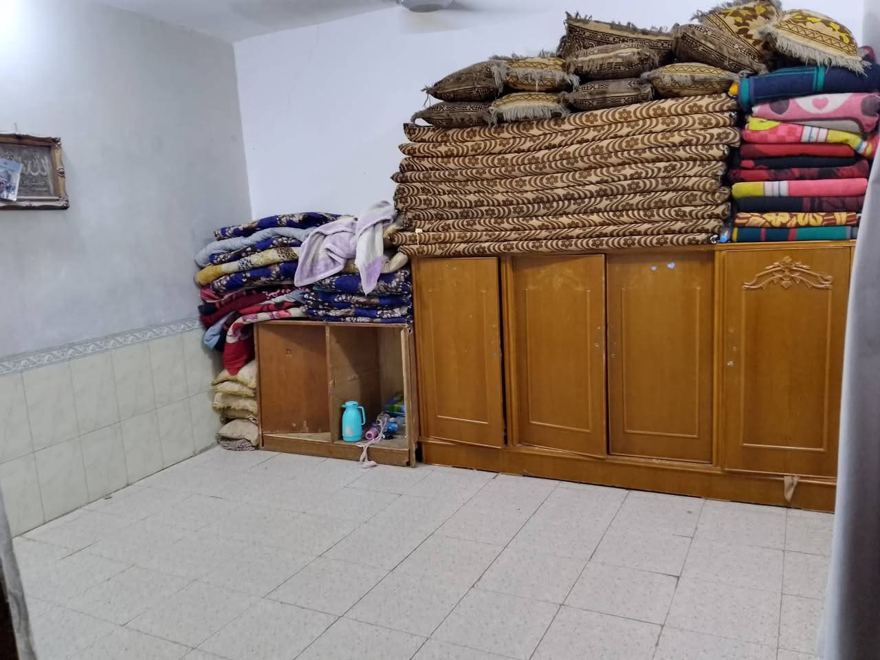 السلام عليكم بيت البيع المساحه 100متر 
العنون السهله معمل الدابس شارع امام الرضا 
يحتويةعله 3غرف نوم وستقبال وبراني وصحيات ثنين غرابي وشرقي والبيت نضيف رقم تصال ***********
