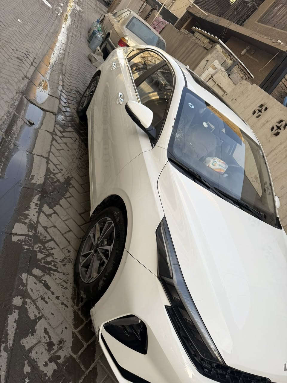 سلام عليكم للبيع كي 3 موديل 22 ماشية 50 السيارة نضيفة رقم اربيل بيها بارد بالجاملغ كد  شبو وطختين موضحات بالصورة ما مسويهن  عنواني صليخ *********** السعر 133 وبيها مجال بسيط
