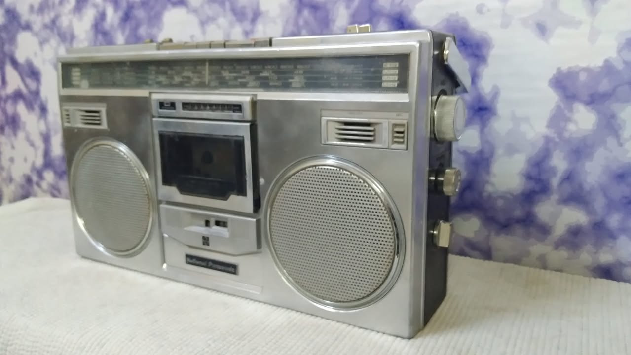 جهاز ماركة National Panasonic 
ياباني أصلي 
شغال راديو 4 موجات بدون اف ام
مع اواكس 
السعر 35 الف مع التوصيل 
***********
