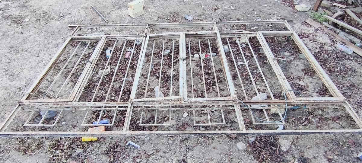السلام عليكم ذني شباك وباب للبيع نضيفات  رايدهن 150 السعر نهائي للأتصال***********
