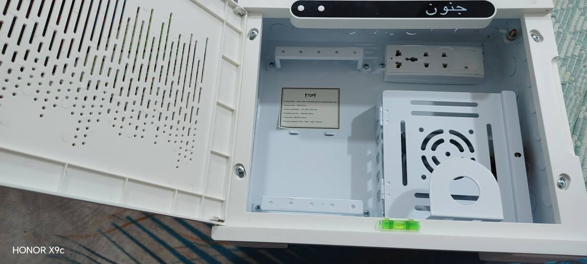 بوكس راوتر + USB المثالي الذي 

يجعل  منزلك 🏘اكثر امان وجمال  🎇💯

 بدي سيركت (صندوق ) راوتر + USB وملحقاته ذات  الكفائه العالية .

مميزاته:

 * يثبت في البيت اثناء البناء ويتم تأسيس مسالك وايرات النت 

والكهرباء المغذيه للبوكس دفن بواسطه بوري او تحت اللبخ .

*يكون الهيكل من الحديد الثقيل .
متوفر بحجمين

1ـ قياساته الداخلية (٣٥ عرض *٣٠ ارتفاع *١٠ عمق )سم 

2ـ قياساتة الداخلية (45 عرض*30 ارتفاع*10 عمق) 
 
* يحتوي بداخله على سيار كهرباء لتوصيل الراوتر بالكهرباء.
 

* يعطيك جمالية  داخل البيت افضل من وضع الراوتر على رف او بوكس بلاستك وكذلك واير هوائي النت دفن اكثر ترتيبا .

* يستوعب DVR كاميرا ٤ خطوط +راوتر انترنت

 الواتساب :

***********
