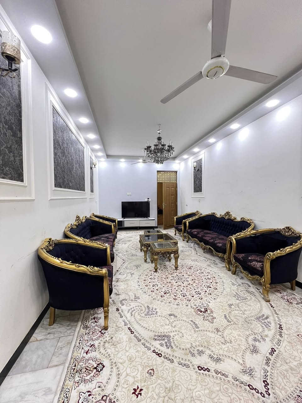 بيت للبيع🏠
المساحة 179م
الواجهة /6.5م 
النزال /27.5م
يتكون البيت من ثلاث طوابق
الطابق الأول استقبال كبير
مطبخين حار وبارد
صالة واسعة
خدمات صحية 
الطابق الثاني ثلاث غرف نوم مع خدمات صحية
الطابق الثالث غرفة نوم صالة كبيرة  وخدمات صحية

بناء حديث وموقع استراتيجي (موقع مميز وقريب من جميع الخدمات)
مناسب للسكن العائلي والاستثمار
 
الموقع في  حي سومر / الضباط شارع الحمام- الشارع العريض

للأستفسار 
***********
***********
