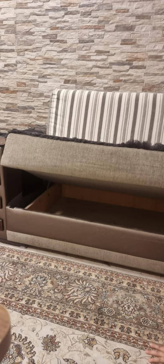 ق تخم للبيع 10مقاعد 
اربع كوشات قماش واربع كوشات جلد 
بيه مخزن ويتحول سرير 
تركي السعر 650 مكانه الكفات


**إذا كنت صاحب هذا الإعلان وتريد حذفه لأي سبب، رجاءا أرسل رسالة إلى الدعم الفني**