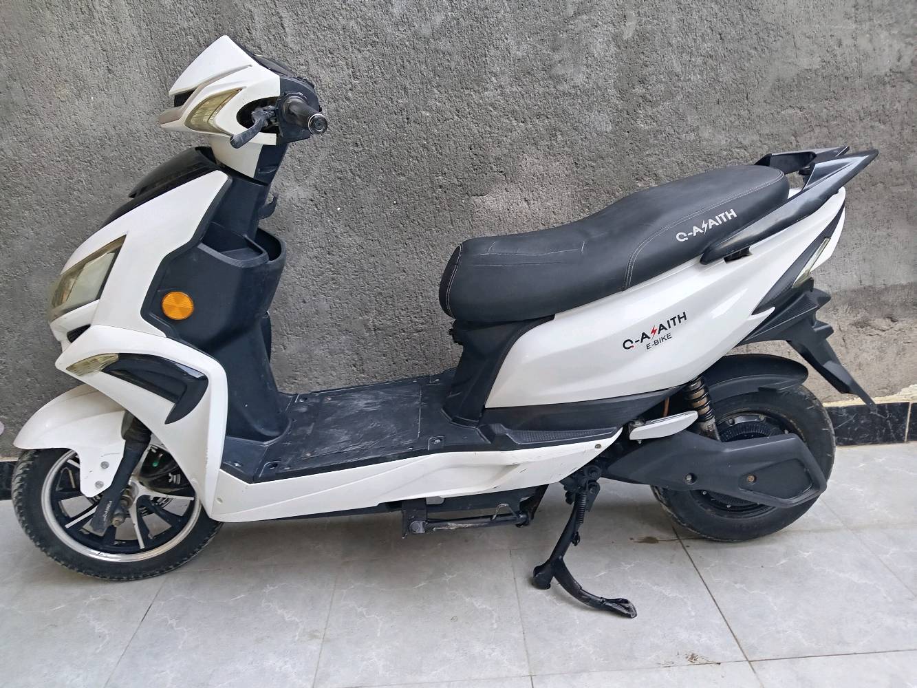 دراجة كهربائية بحالة جيدة جدًا، لونها أبيض وكراسي مريحة. مناسبة للتنقل اليومي وتتميز بالهدوء وعدم استهلاك الوقود. السعر قابل للتفاوض. يمكن استخدامها بكل سهولة وهي عملية جدًا في المناطق المزدحمة.