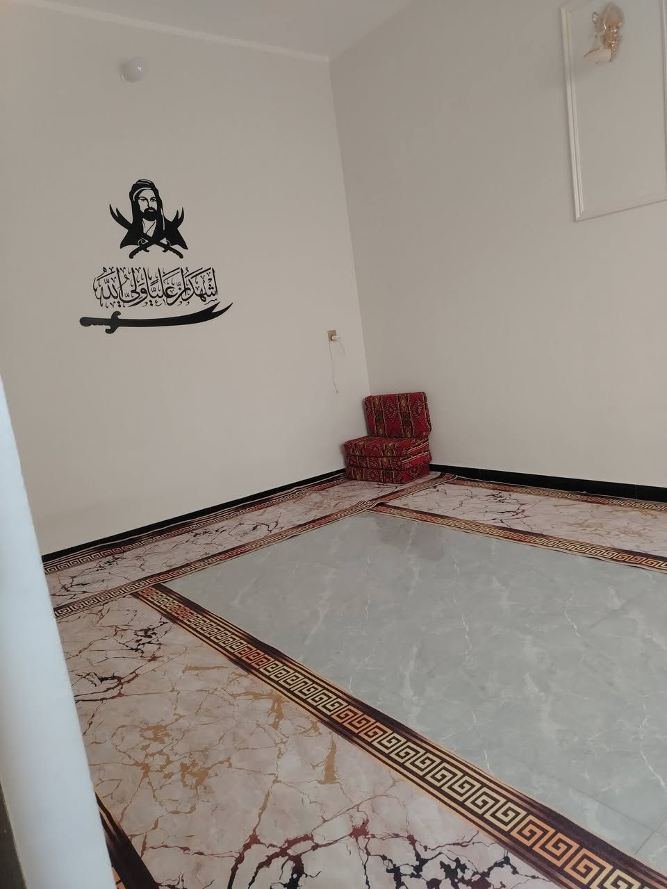 دار للبيع زراعي حي العسكري مقابيل الطابو شارع الإمام علي ثرمستون اعكاده بيه نواقص البيت لبخ وارضيه كامله استقبال او غرفه   مساحه 120 السعر 40 بيه مجال بسيط يحتوي علئ غرفتين صاله استقبال مطبخ صحيات داخلي خارجي ساحه إستفسار *********** اكرم الاسدي للعقار

