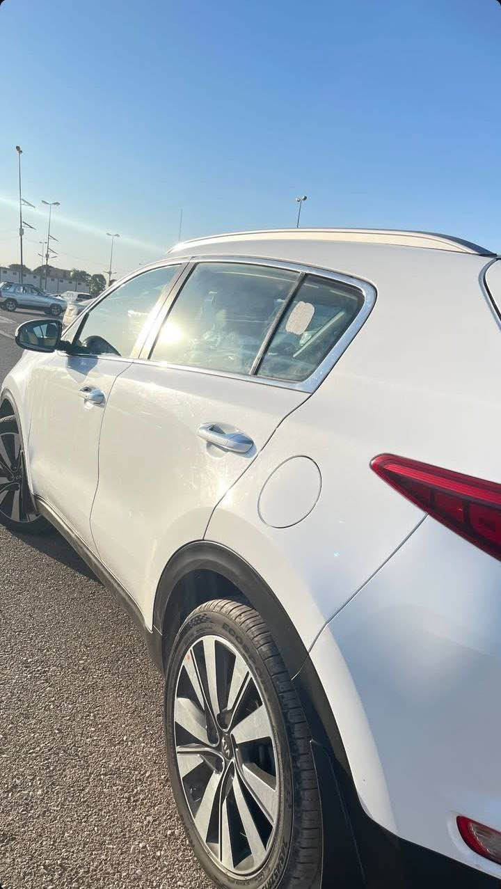 السلام عليكم 
للبيع سبورتج 2017 خليجي 
فول مواصفات للاخير 
رقم بغداد مميز
بصمه 
بصمه ابواب 
جنطه كهرباء 
محرك 2000دوش
كراسي كهرباء
مانع انزلاق 
اوتوهولد
هندبريك بصمه 
تبريد بيانو
شاشه لمس
حساس امامي خلفي
بنوراما
وبعد بيها خير من الله مواصفات 
السياره مكفوله من الصبغ والتبديل بيها فقد بارد باب السايق وبيها ملاحضات بسيطه شخط وسونر موجود الي يريد يراسل خاص ادزله سونر السعر 190 وبي مجال  للاستفسار *********** العنوان بغداد الغزاليه بغداد, العراق
