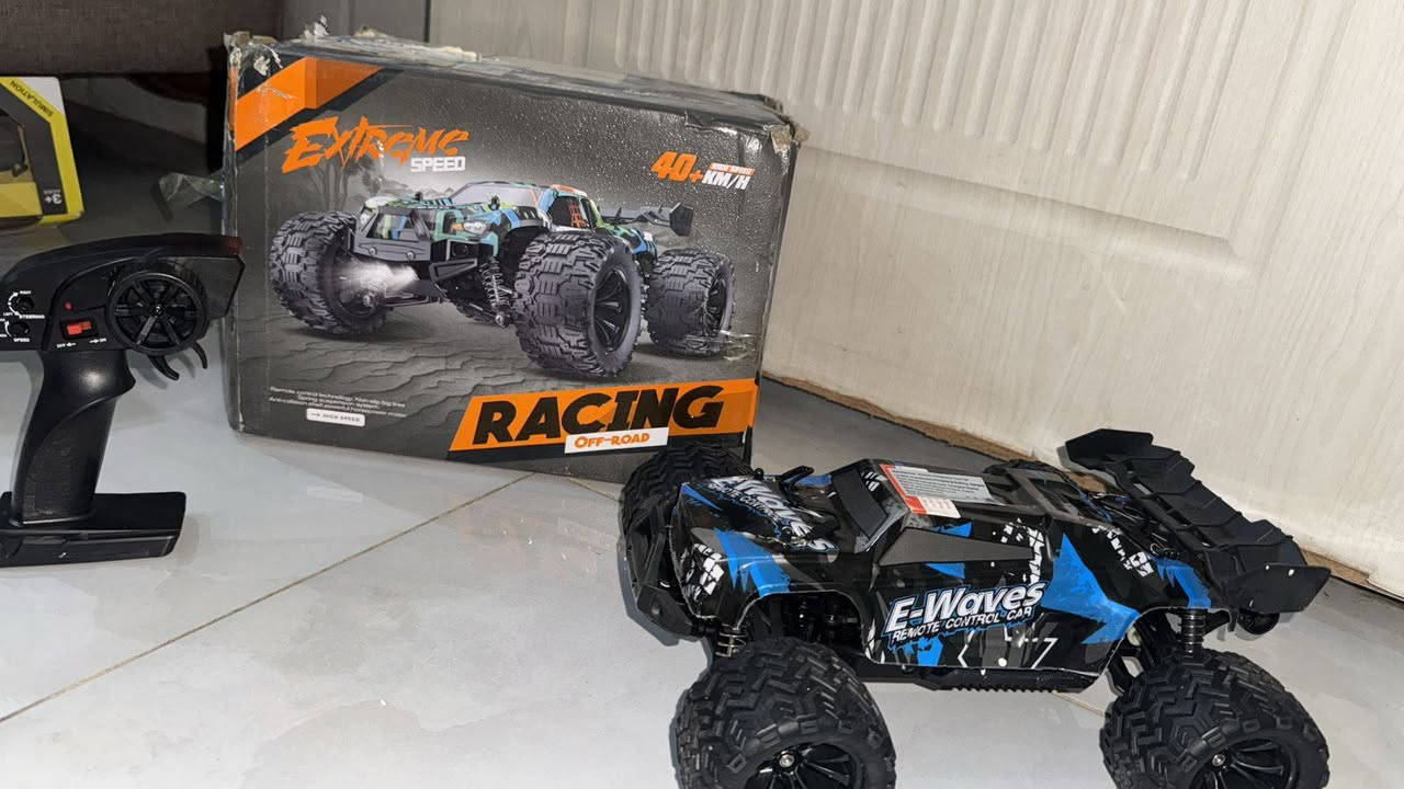 هاي سيارة ريموت *Monster Truck Off-Road* شكلها وحش 🔥

*تفاصيلها من الصورة:*
1. *الموديل*: مكتوب على البوكس "EXTREME SPEED RACING OFF-ROAD" وسرعتها *40+ KM/H* يعني سريعة مو مال أطفال صغار
2. *النوع*: 4x4 دفع رباعي، تايرات كبيرة نقشة قوية تمشي تراب ورمل ودرج
3. *الريموت*: مسدس تحكم 2.4GHz بيه بكرة للستيرنج وتريغر للسرعة، بيه زر ON/OFF وزر لتعيير الستيرنج
4. *الشكل*: لون أزرق × أسود، بيها جناح سبويلر ورا وشكلها عدواني "E-WOLVES RACING"

*قبل تشتريها أو تشغلها اسأل عن:*
1. *البطارية*: السيارة تجي ببطارية ليثيوم 7.4V قابلة للشحن؟ لو تشتغل ببطاريات عادية؟ وقت التشغيل 15-20 دقيقة السعر 50 بغداد يوجود توصيل لجميع المحافظات ***********

