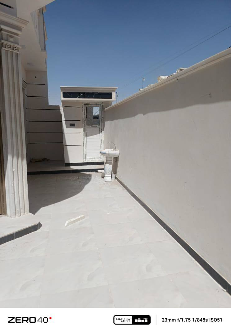 بيت للبيع 250م مربع منطقه ابو شطيب الخمسميات بنزله مال صوره سيد مقتدى حديث درجة اولى يحتوي البيت ع طابق ونص الطابق الاول يتكون من استقبال وصاله ومطبخ حار وبارد وغرفتين مع صحيات والطابق الثاني غرفتين وحمام فقط للاستفسار الاتصال ع الرقم *********** او المراسله واتساب
