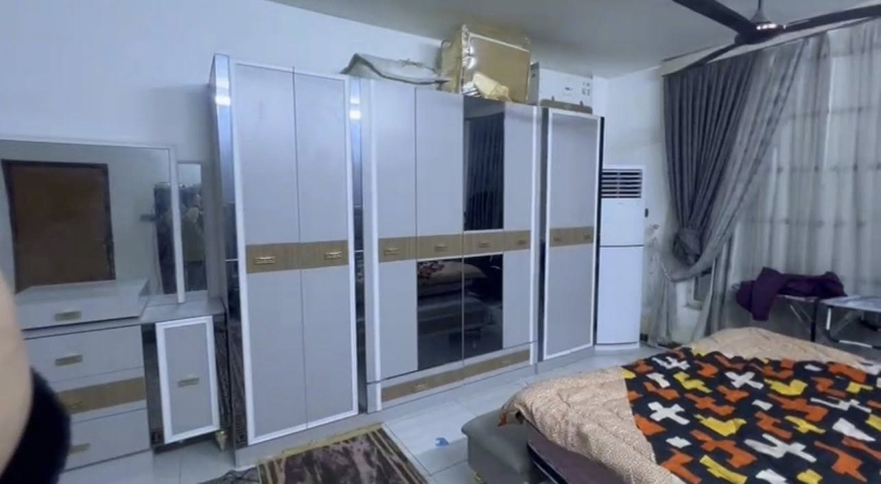 السلام عليكم غرفة اخشاب تركيه درجه اولى للبيع مستخدمه شهرين فقط متكونه من 9قطع الغرفه كلش حلوه  الي ياخذهه يترحملي. سعرها مليون و150 امانه ماخذها ب2600 الي يريدها يتواصل وياي ع رقمي ***********مكاني بغداد شعب
